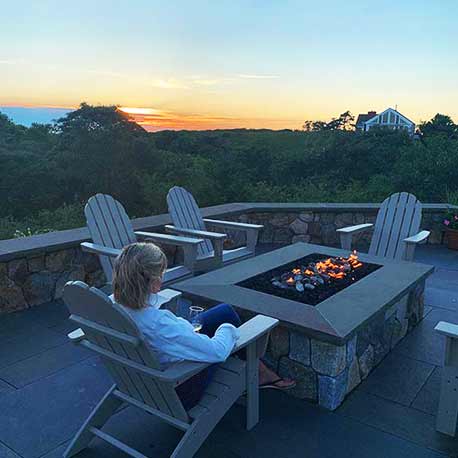 outdoor patio with custom built<br />
fire pit overlooking sunset